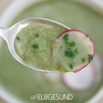 Radieschengrün Suppe auf Löffel