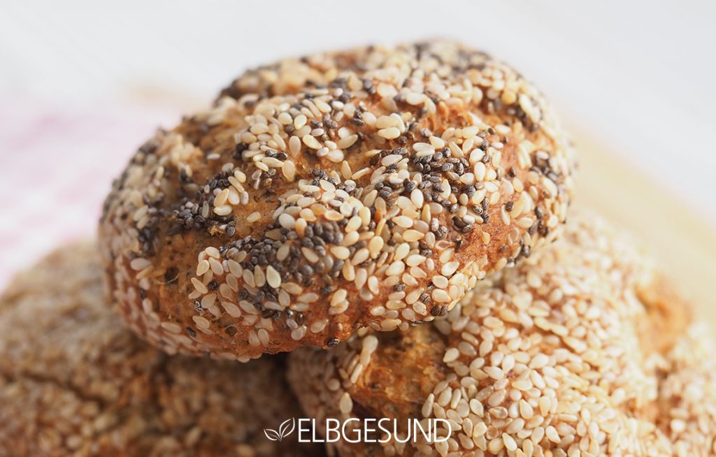 Knusprige Chia-Brötchen aus guten Zutaten! - ELBGESUND Knusprige Chia-Brötchen aus guten Zutaten! - ELBGESUND