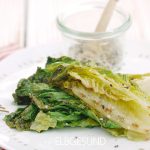 Salatspalten auf Teller